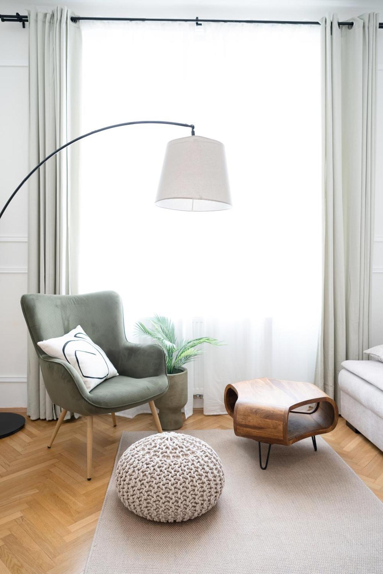 Next To Shopping Street And Subway Station, Few Minutes To Stephansplatz *