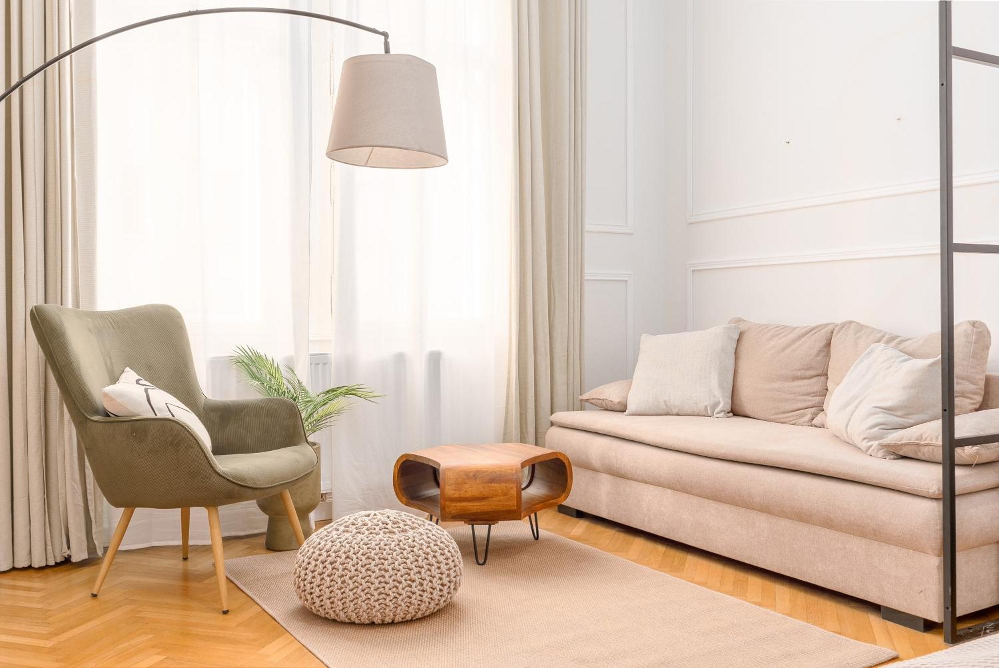 Next To Shopping Street And Subway Station, Few Minutes To Stephansplatz Apartment *