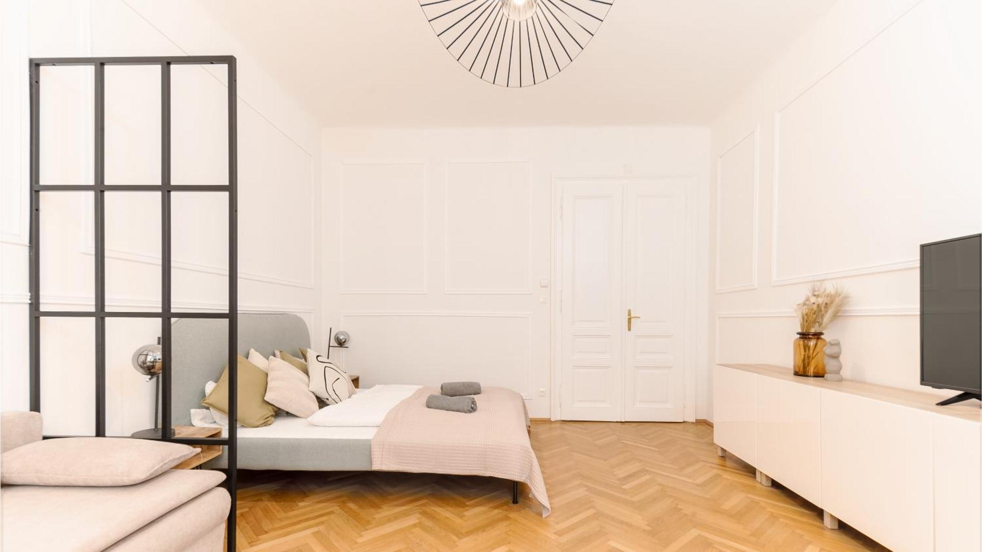 Next To Shopping Street And Subway Station, Few Minutes To Stephansplatz Wien