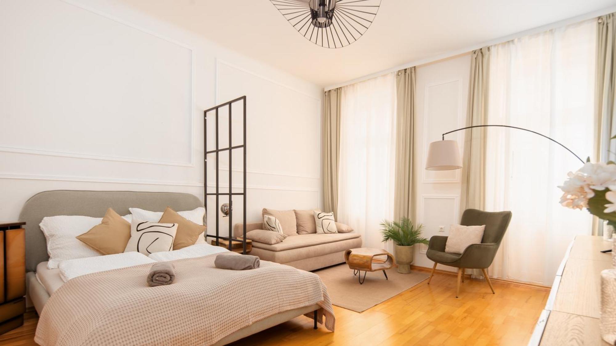 Next To Shopping Street And Subway Station, Few Minutes To Stephansplatz Wien