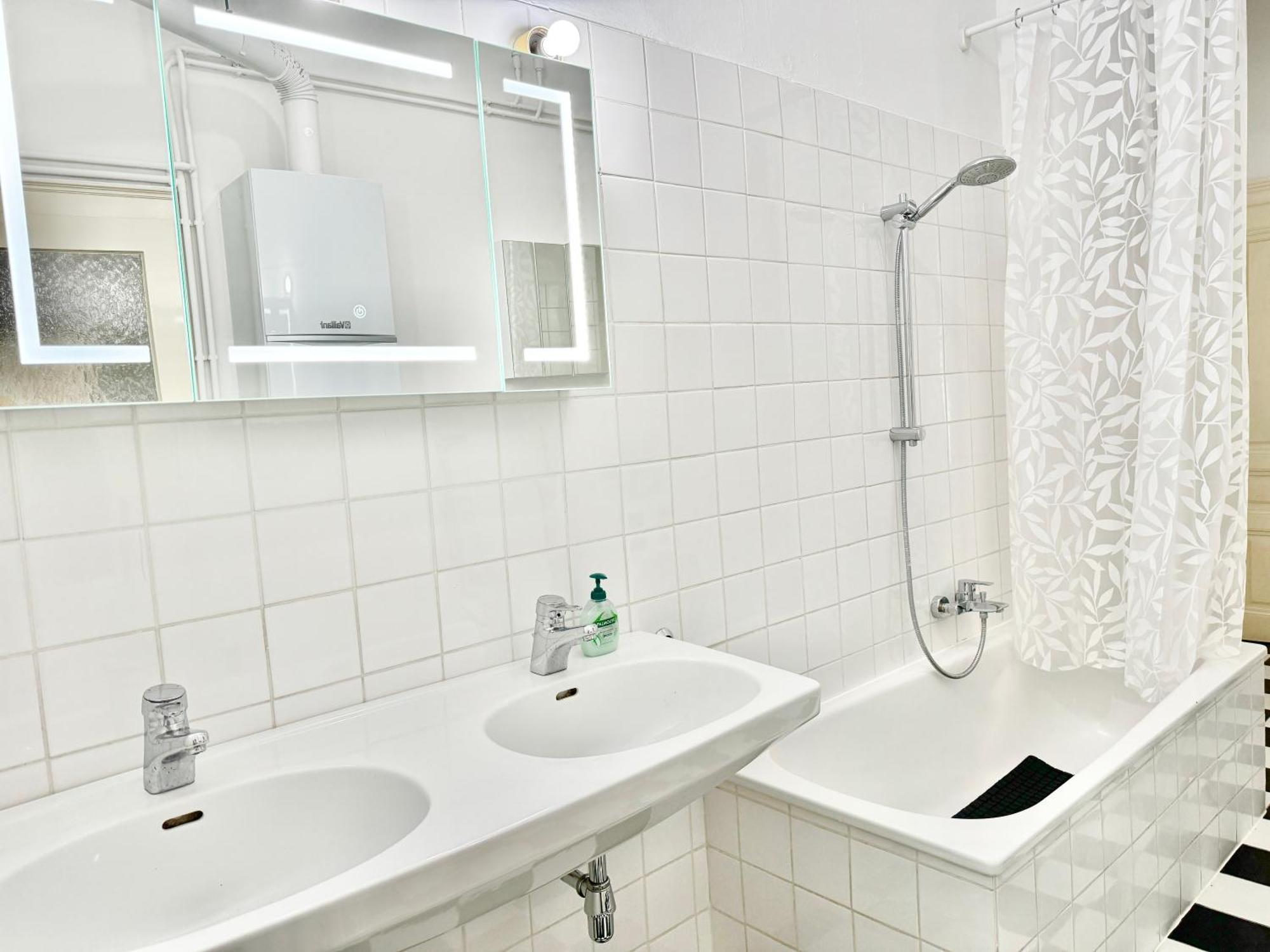 130 M2 Spacious 5 Bedroom Apartment Vienna