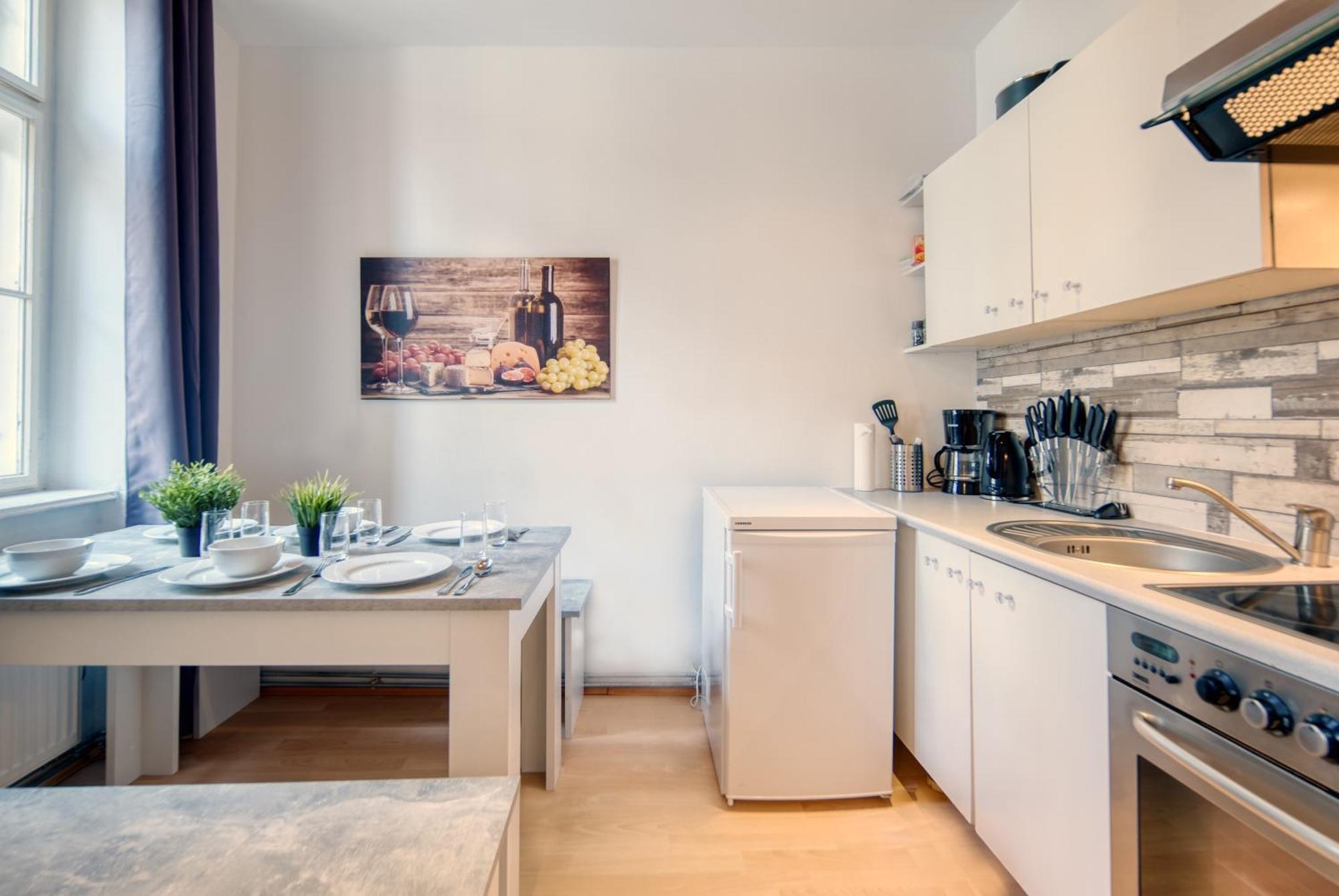 Next To Shopping Street And Subway Station, Few Minutes To Stephansplatz Wien
