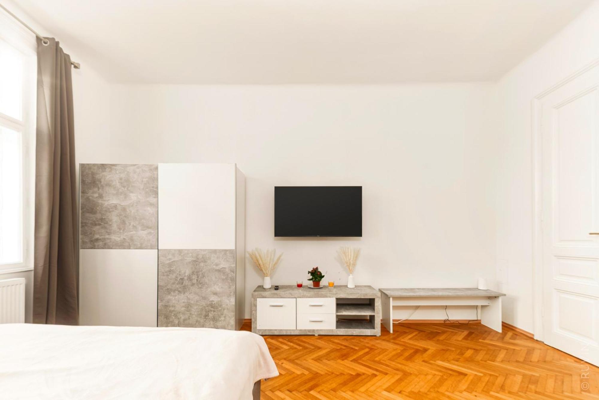 Next To Shopping Street And Subway Station, Few Minutes To Stephansplatz