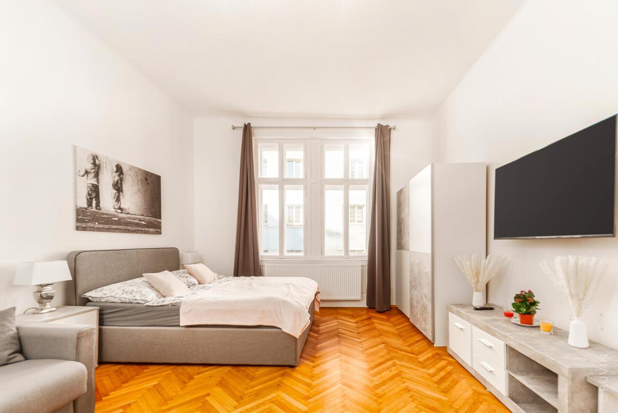 Next To Shopping Street And Subway Station, Few Minutes To Stephansplatz Apartment