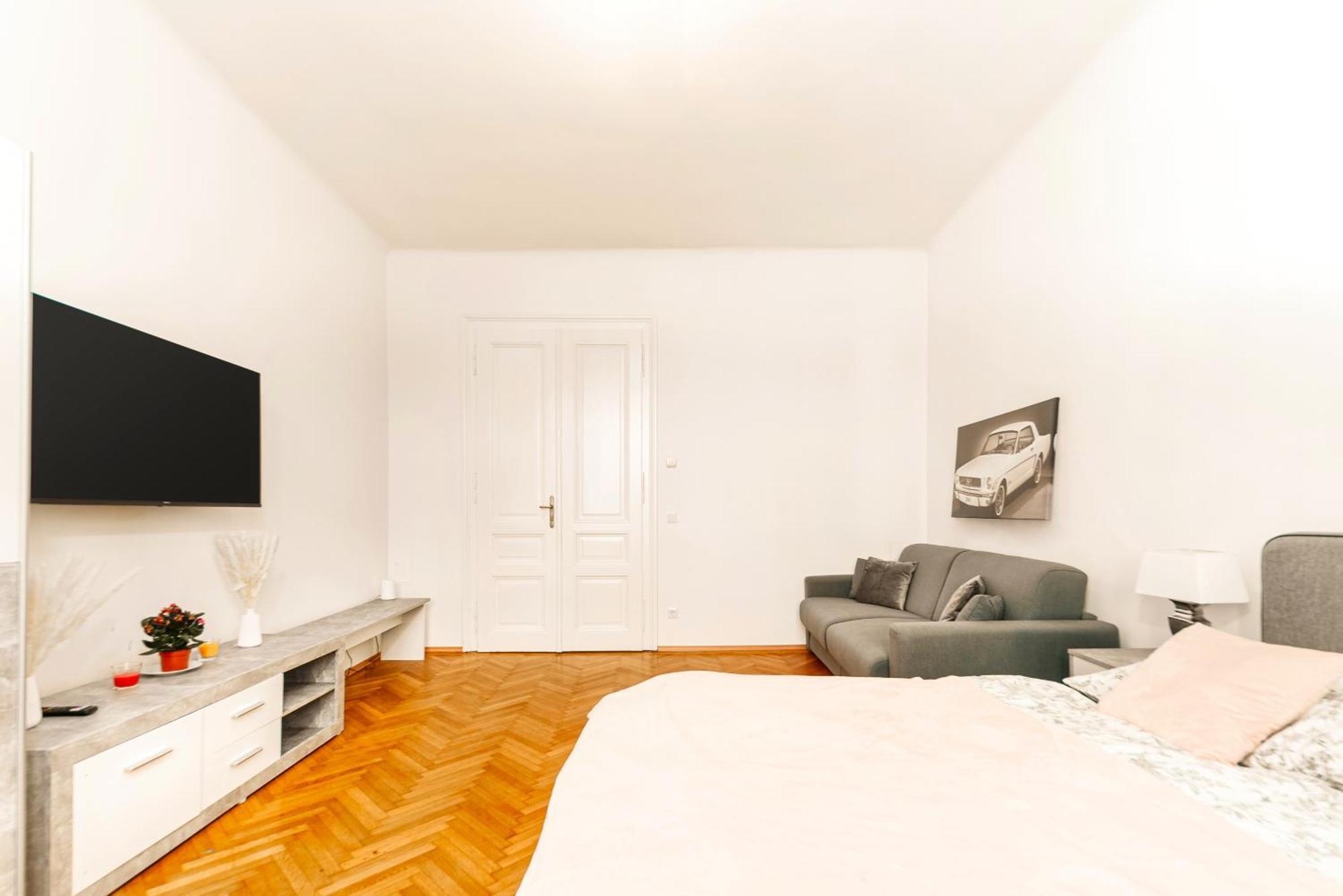 Apartment Next To Shopping Street And Subway Station, Few Minutes To Stephansplatz