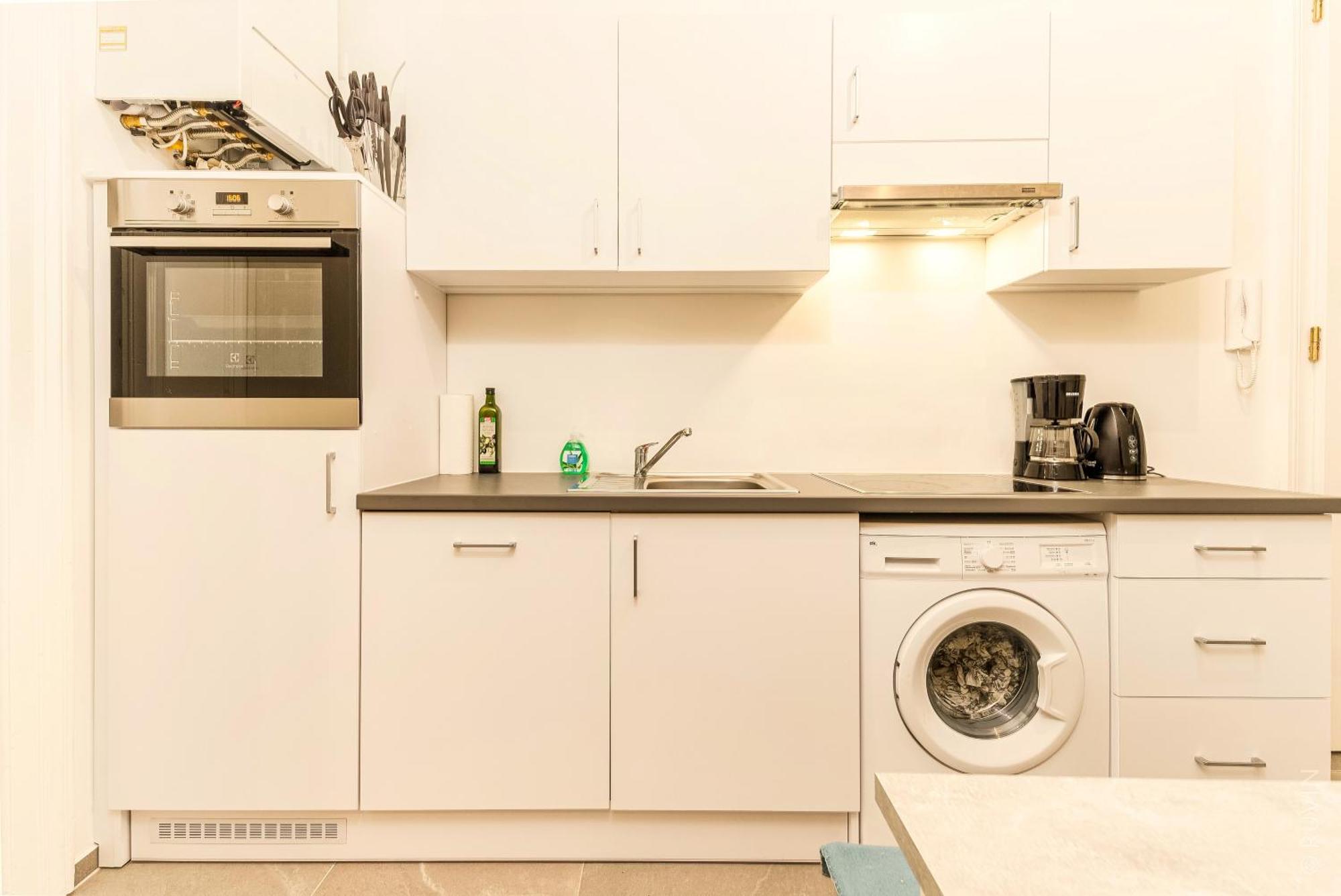 Next To Shopping Street And Subway Station, Few Minutes To Stephansplatz Apartment Wien