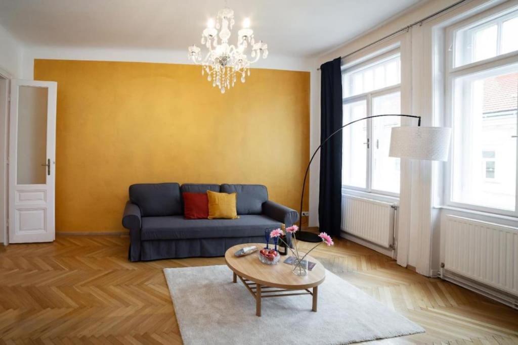 Bright Calm With Free Parking Apartment *