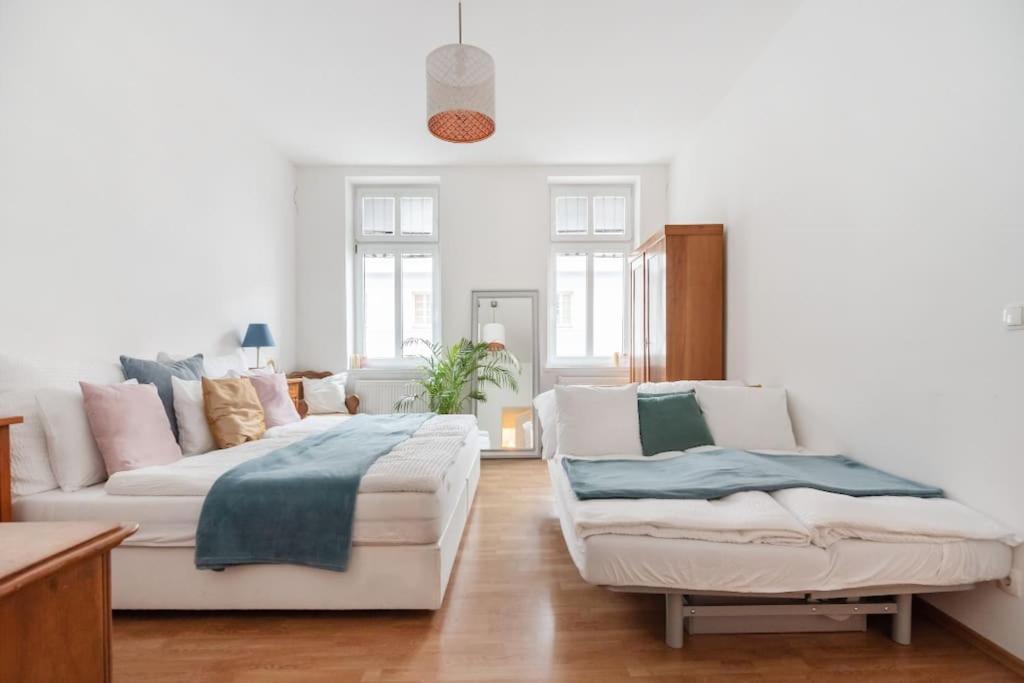 Next To Shopping Street And Subway Station, Few Minutes To Stephansplatz