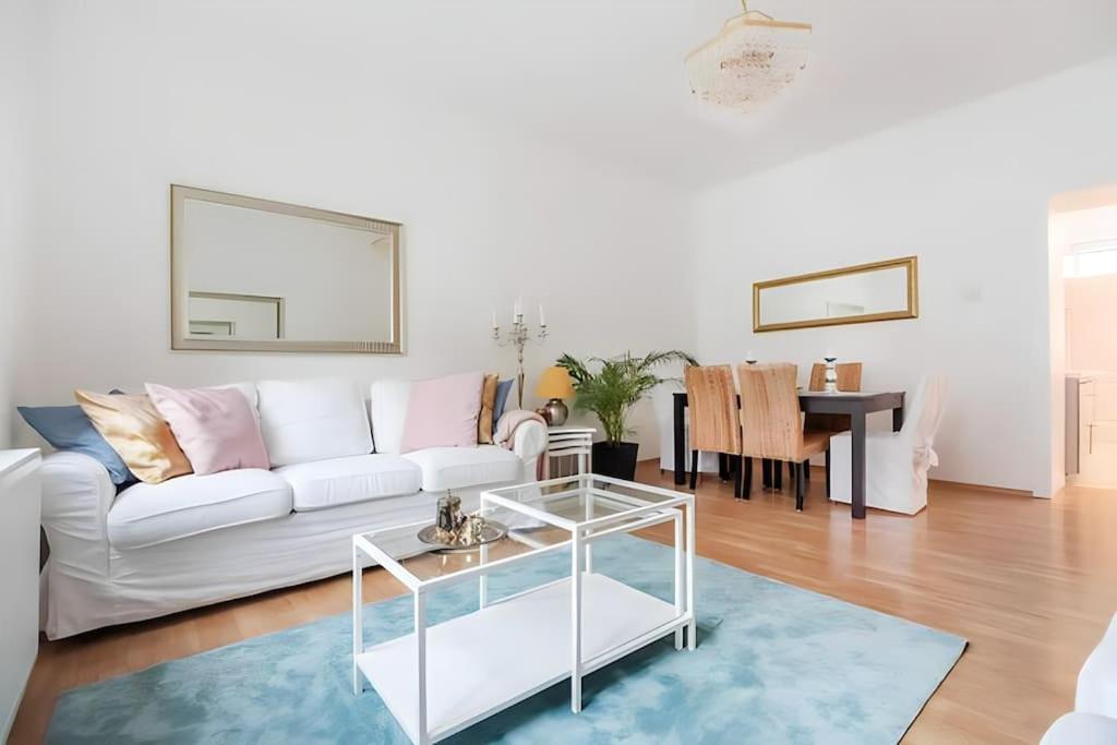 Next To Shopping Street And Subway Station, Few Minutes To Stephansplatz Apartment