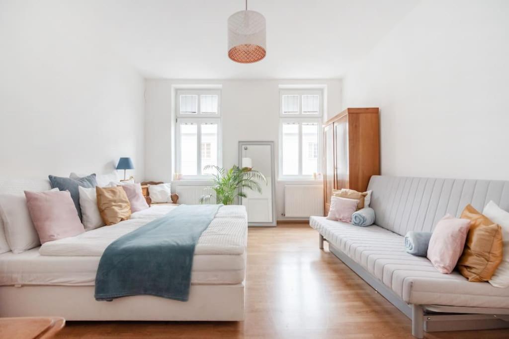 Next To Shopping Street And Subway Station, Few Minutes To Stephansplatz Wien