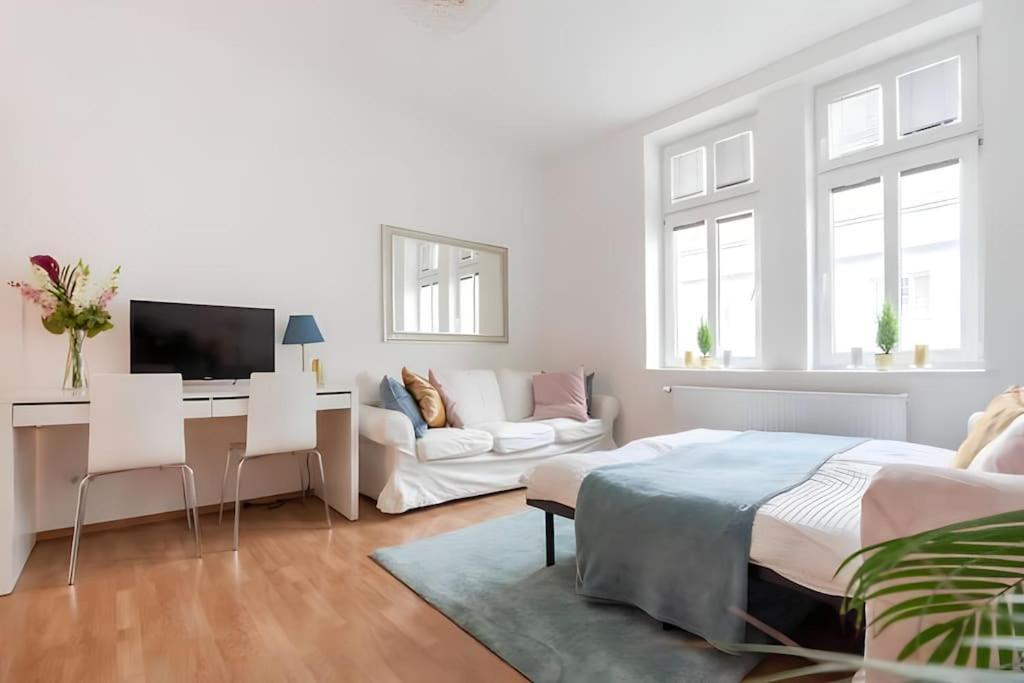 Next To Shopping Street And Subway Station, Few Minutes To Stephansplatz Apartment *