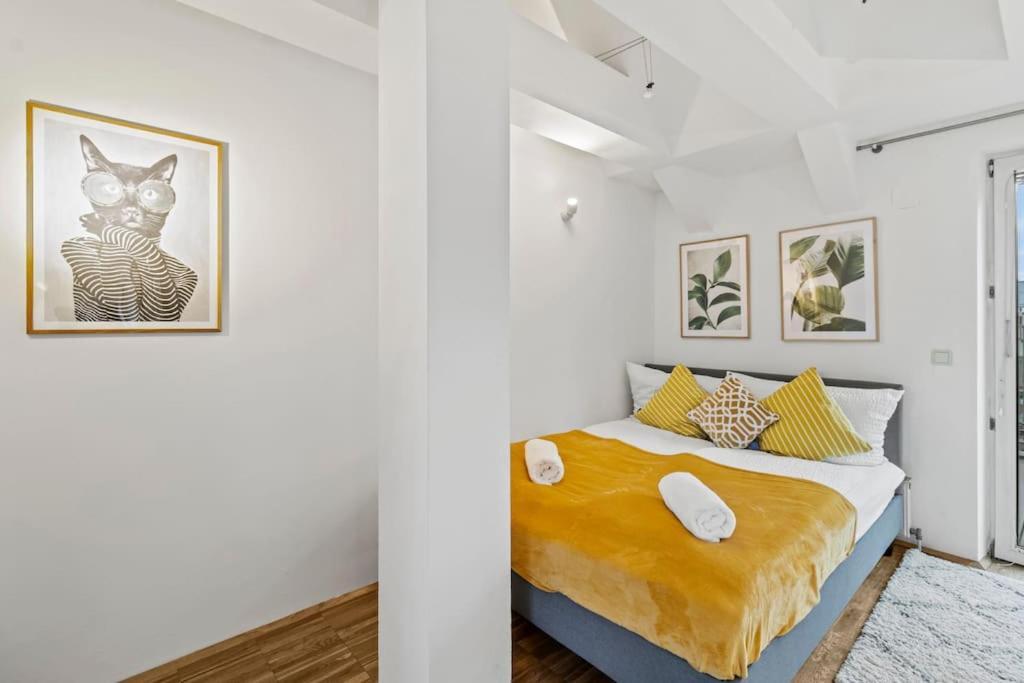 Spacious Next To Shopping Mall With Balcony