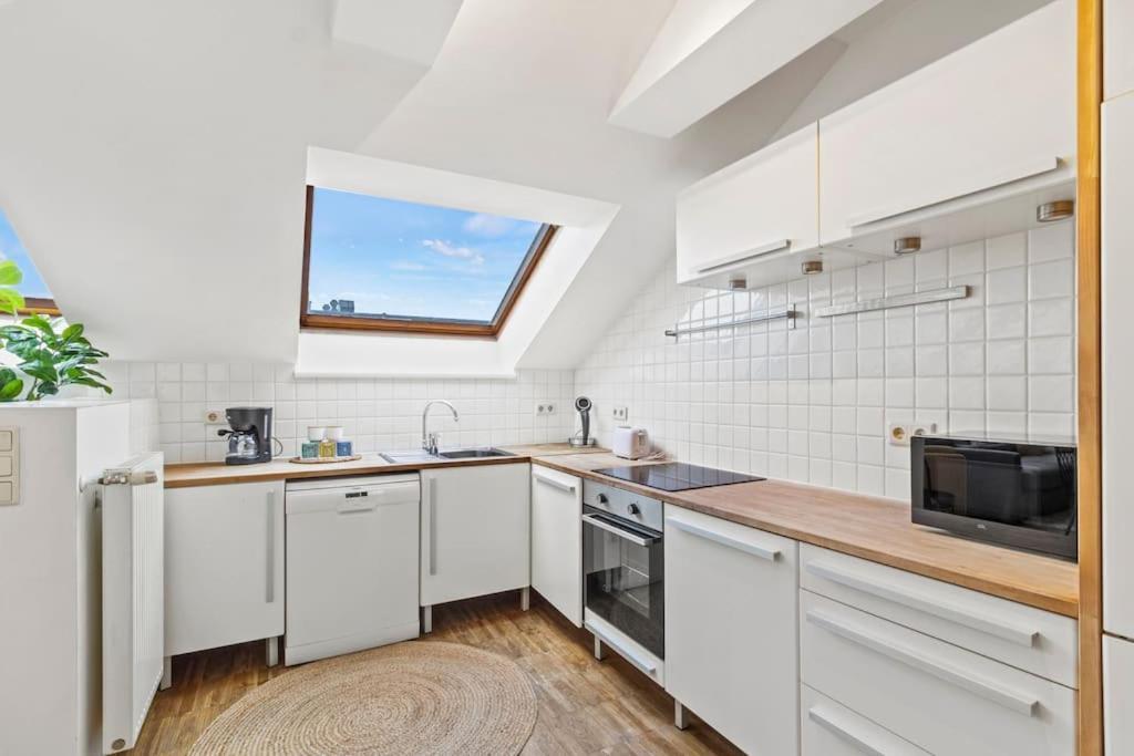 Apartment Spacious Next To Shopping Mall With Balcony
