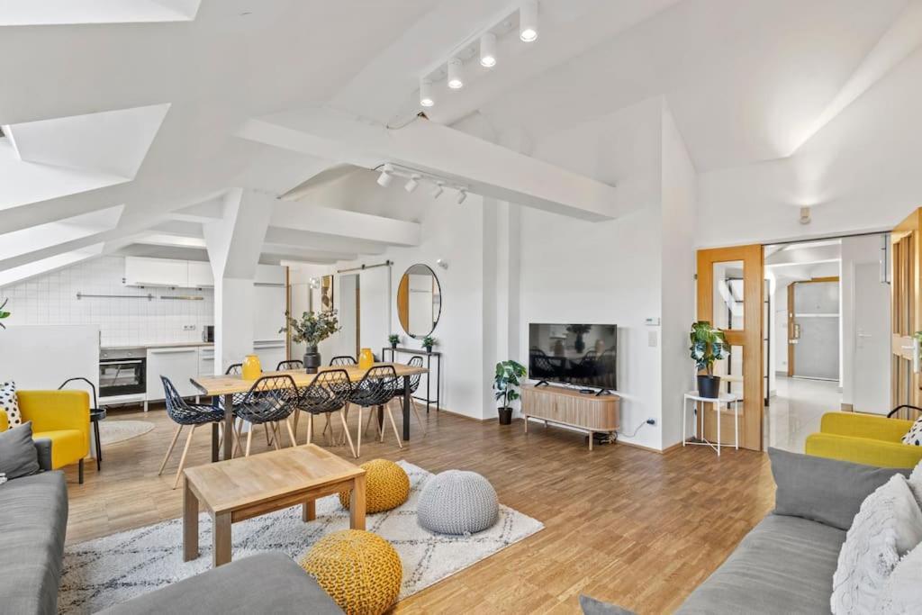Spacious Next To Shopping Mall With Balcony Apartment Vienna
