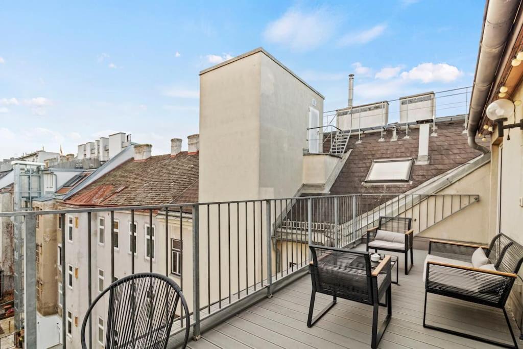 Apartment Spacious Next To Shopping Mall With Balcony