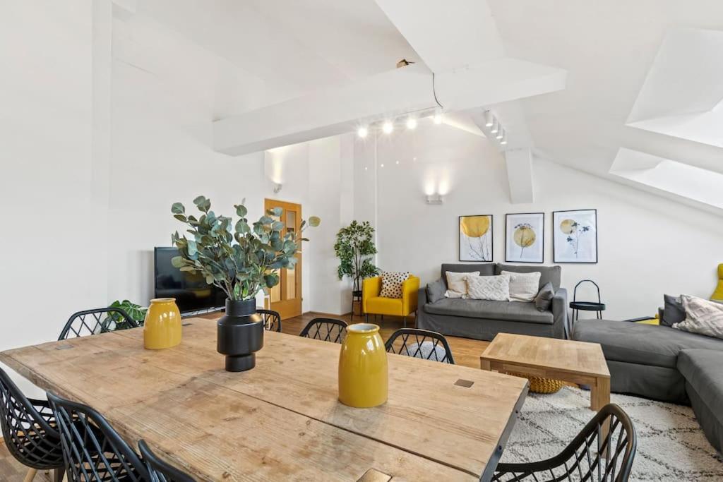 Spacious Next To Shopping Mall With Balcony Apartment Vienna