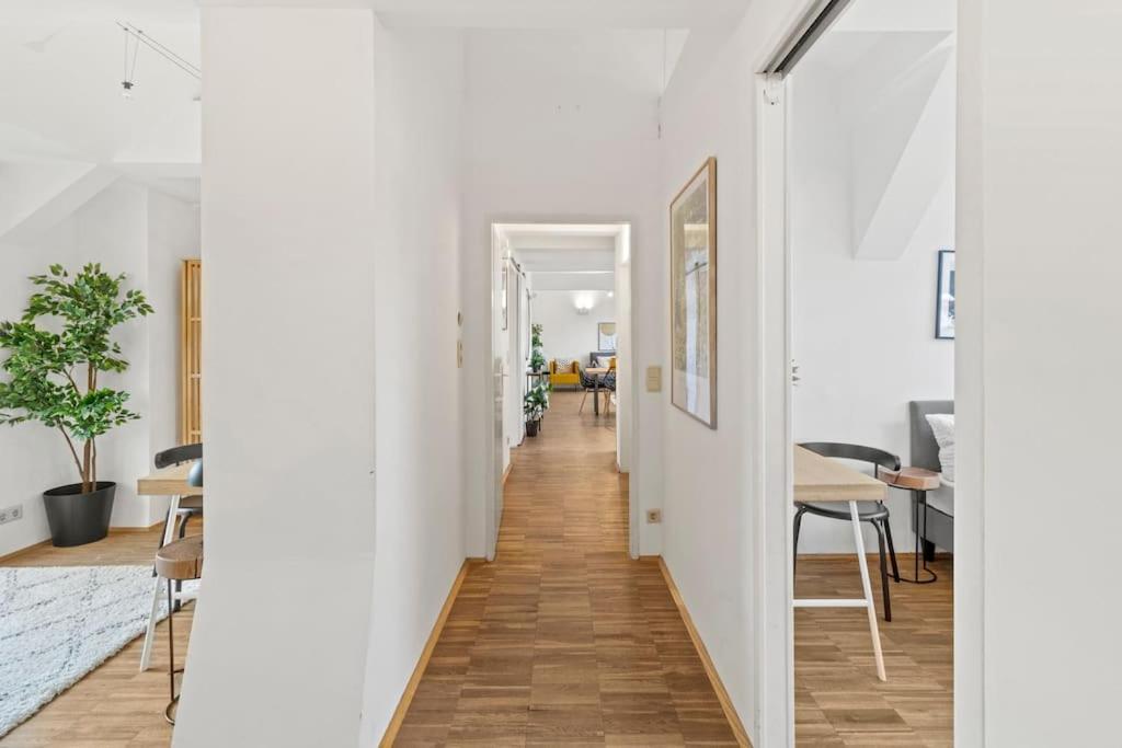 Apartment Spacious Next To Shopping Mall With Balcony Vienna