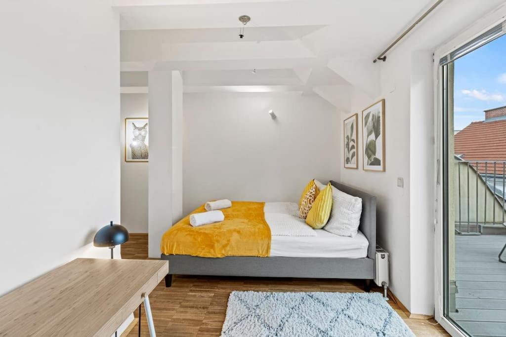 Spacious Next To Shopping Mall With Balcony *