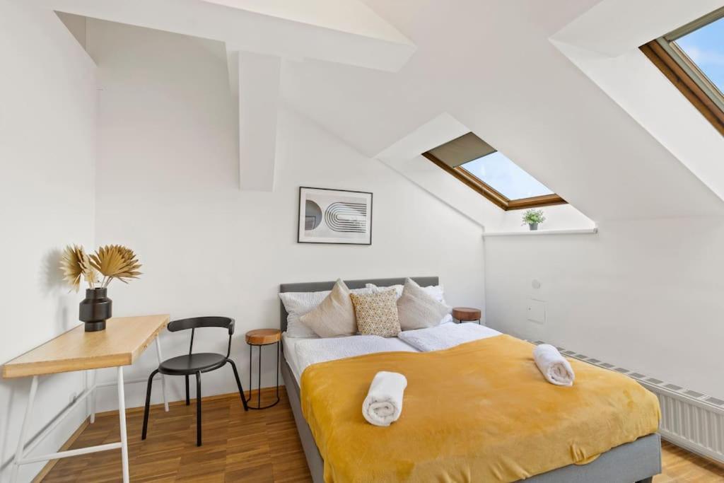 Spacious Next To Shopping Mall With Balcony Vienna