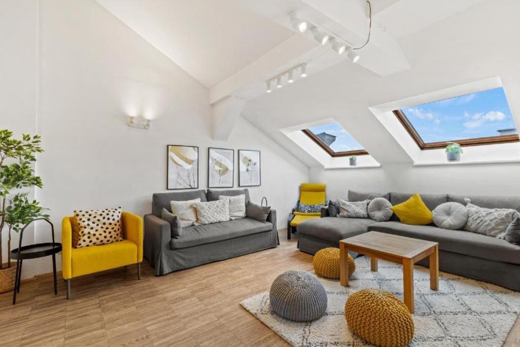 Spacious Next To Shopping Mall With Balcony