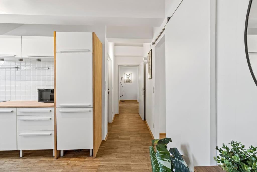 Spacious Next To Shopping Mall With Balcony Apartment *