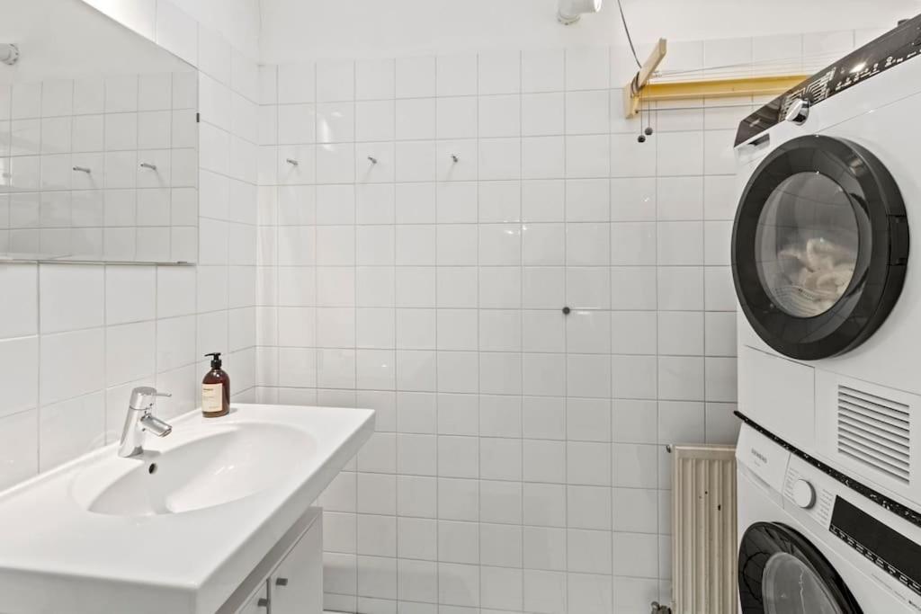 Spacious Next To Shopping Mall With Balcony Apartment Vienna