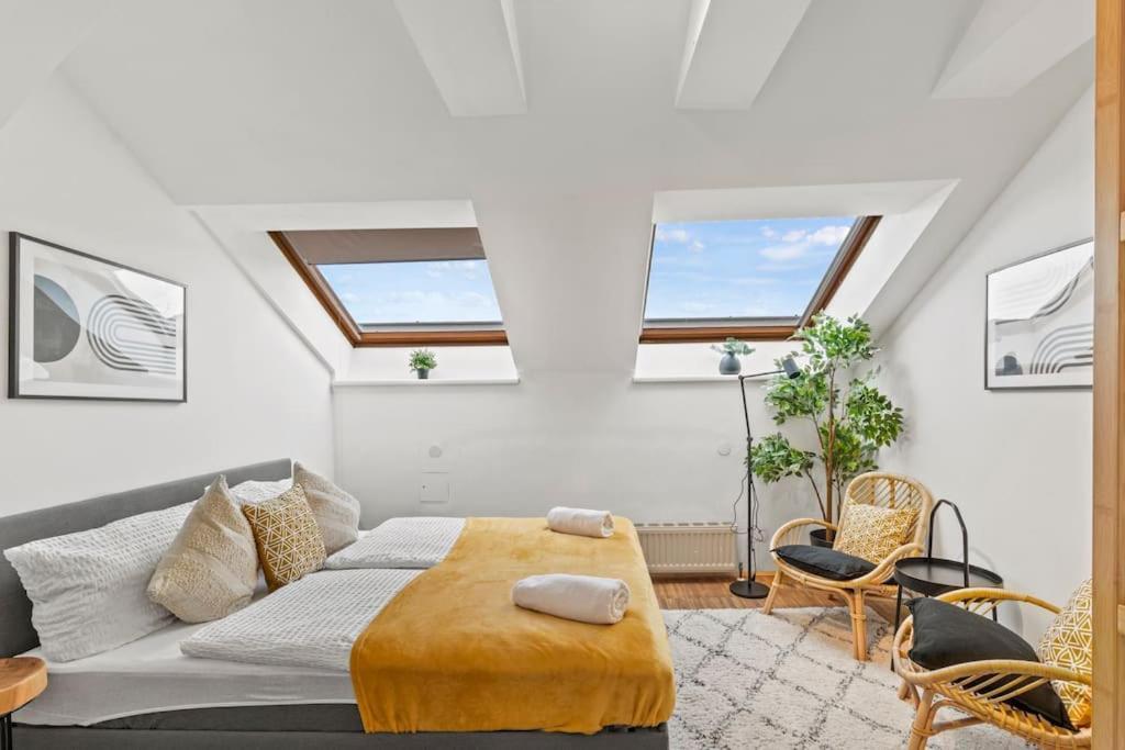 Spacious Next To Shopping Mall With Balcony