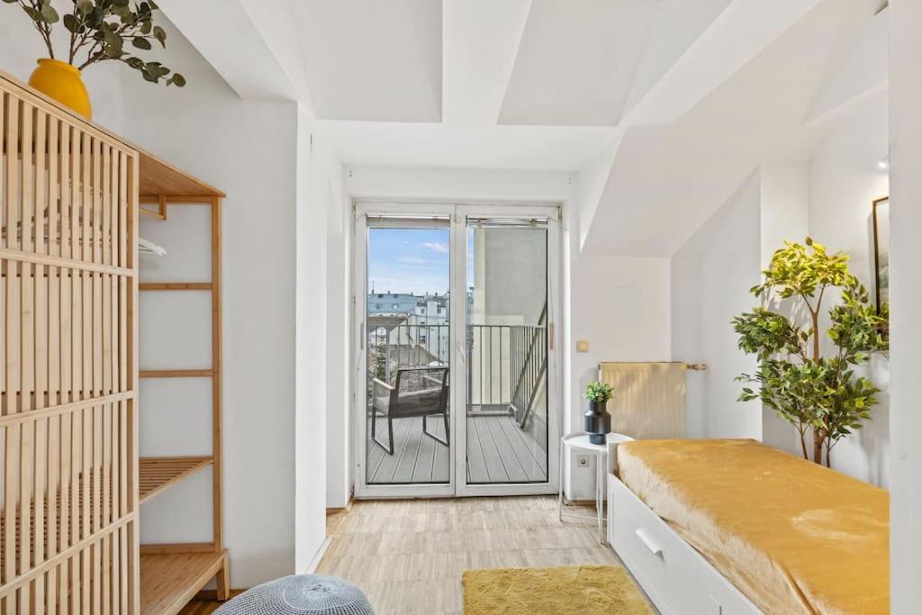 Apartment Spacious Next To Shopping Mall With Balcony