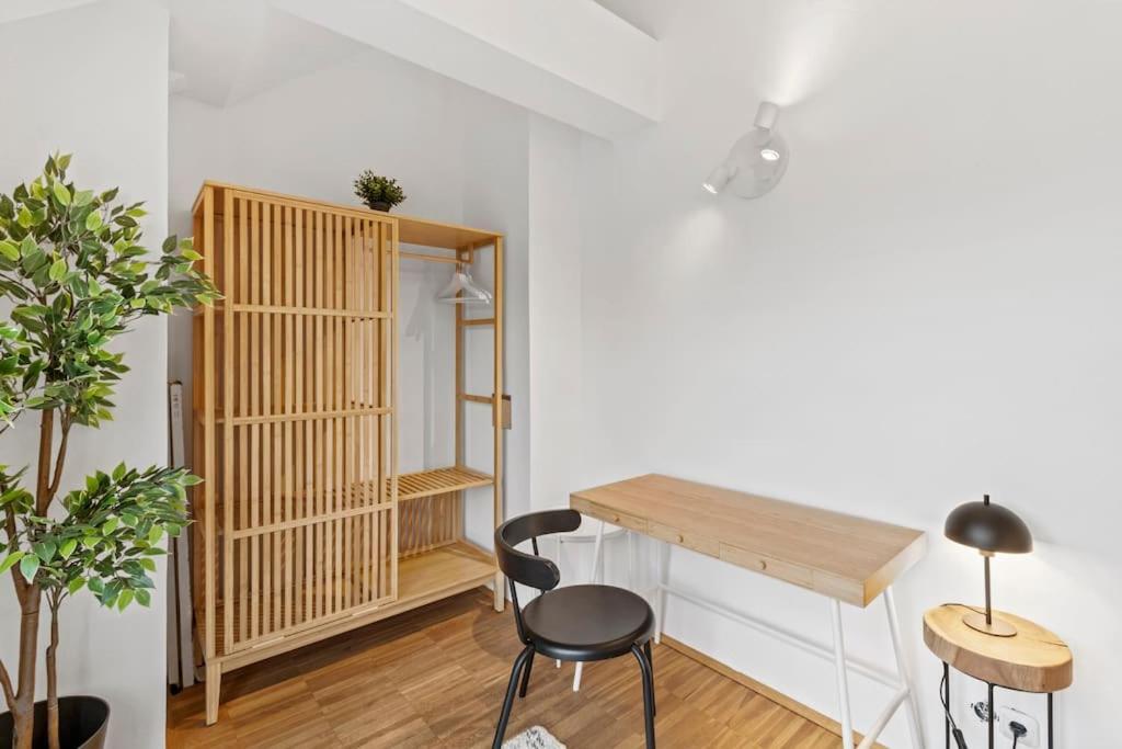 Spacious Next To Shopping Mall With Balcony Apartment Vienna