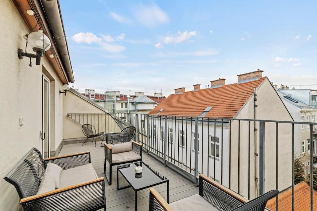 Spacious Next To Shopping Mall With Balcony *