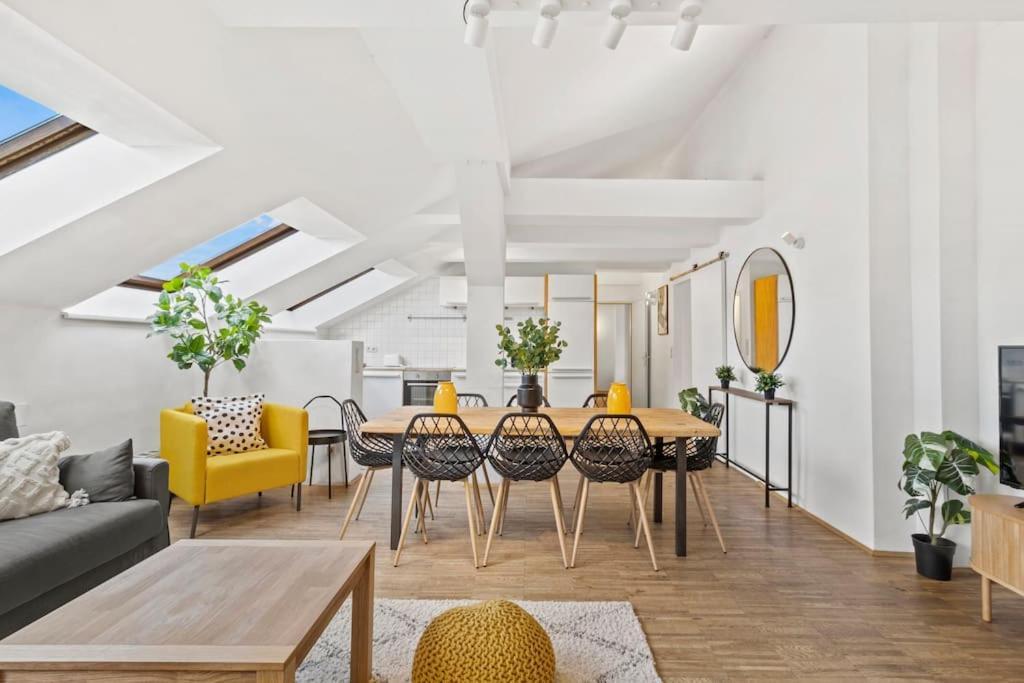 Spacious Next To Shopping Mall With Balcony Apartment Vienna