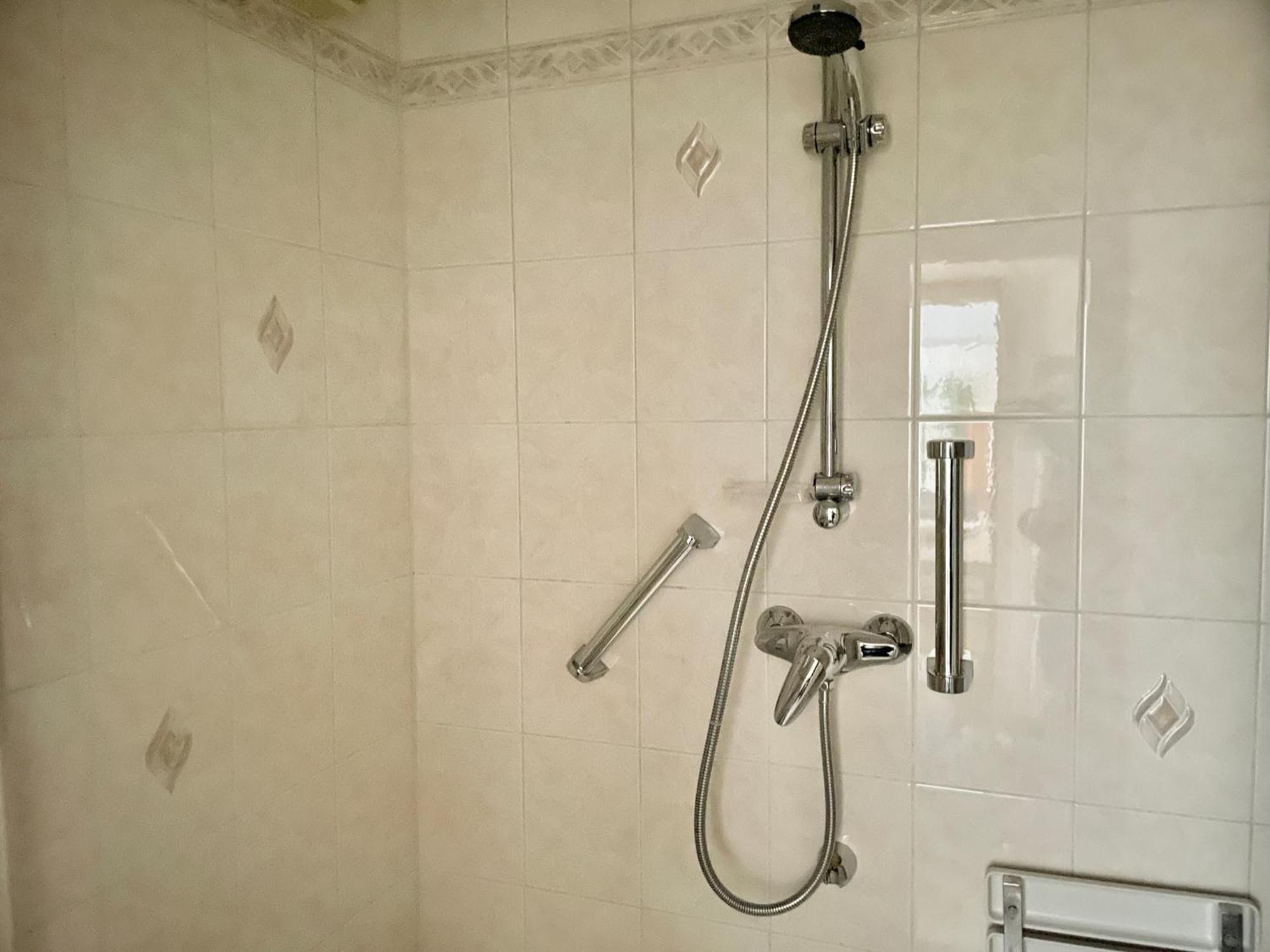 Spacious Flat Near Akh And Metro *