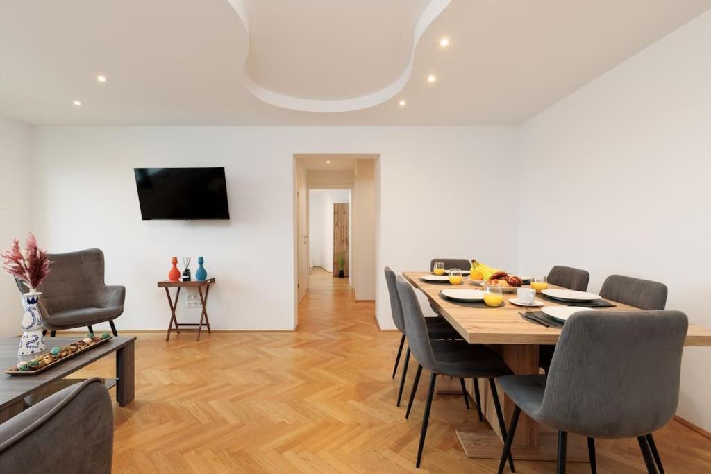 Exclusive 2-bedroom Loft With Scenic Rooftop Views Apartment