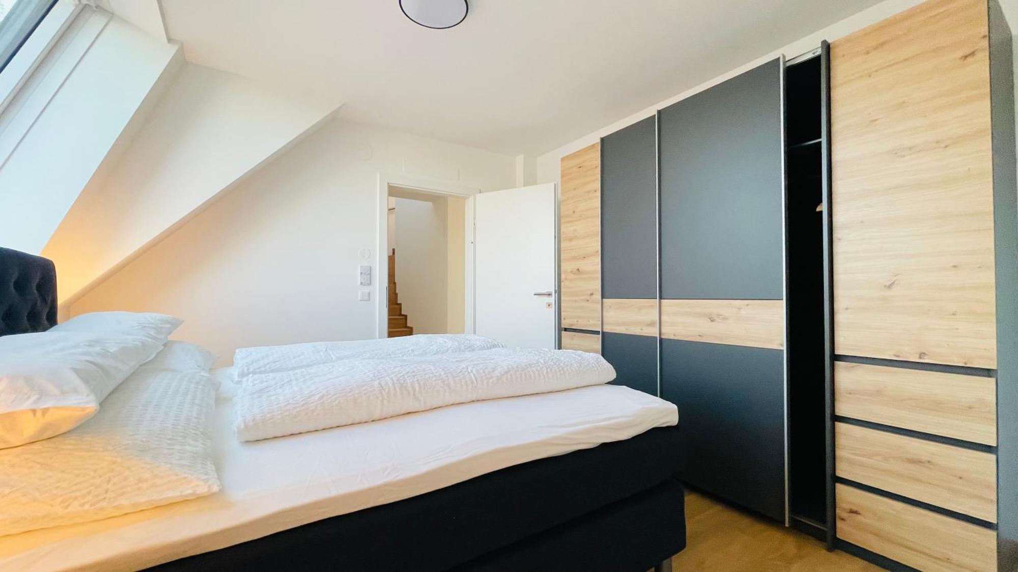 Spacious Penthouse - 4 For Up To 10 Guests - Contactless Check-in Apartment