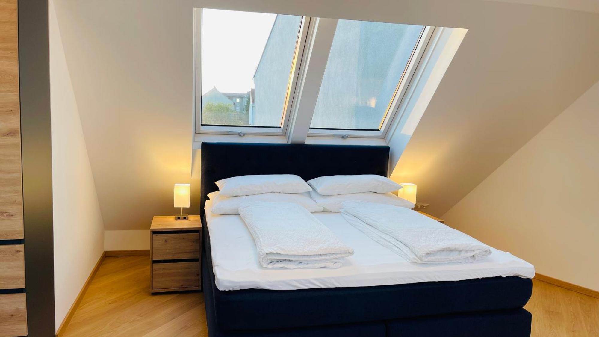 Spacious Penthouse - 4 For Up To 10 Guests - Contactless Check-in Apartment