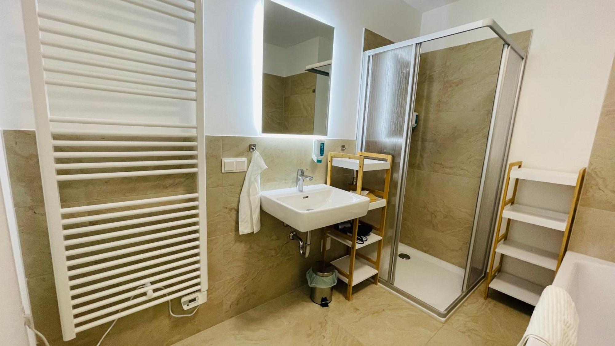 Spacious Penthouse - 4 For Up To 10 Guests - Contactless Check-in Apartment *