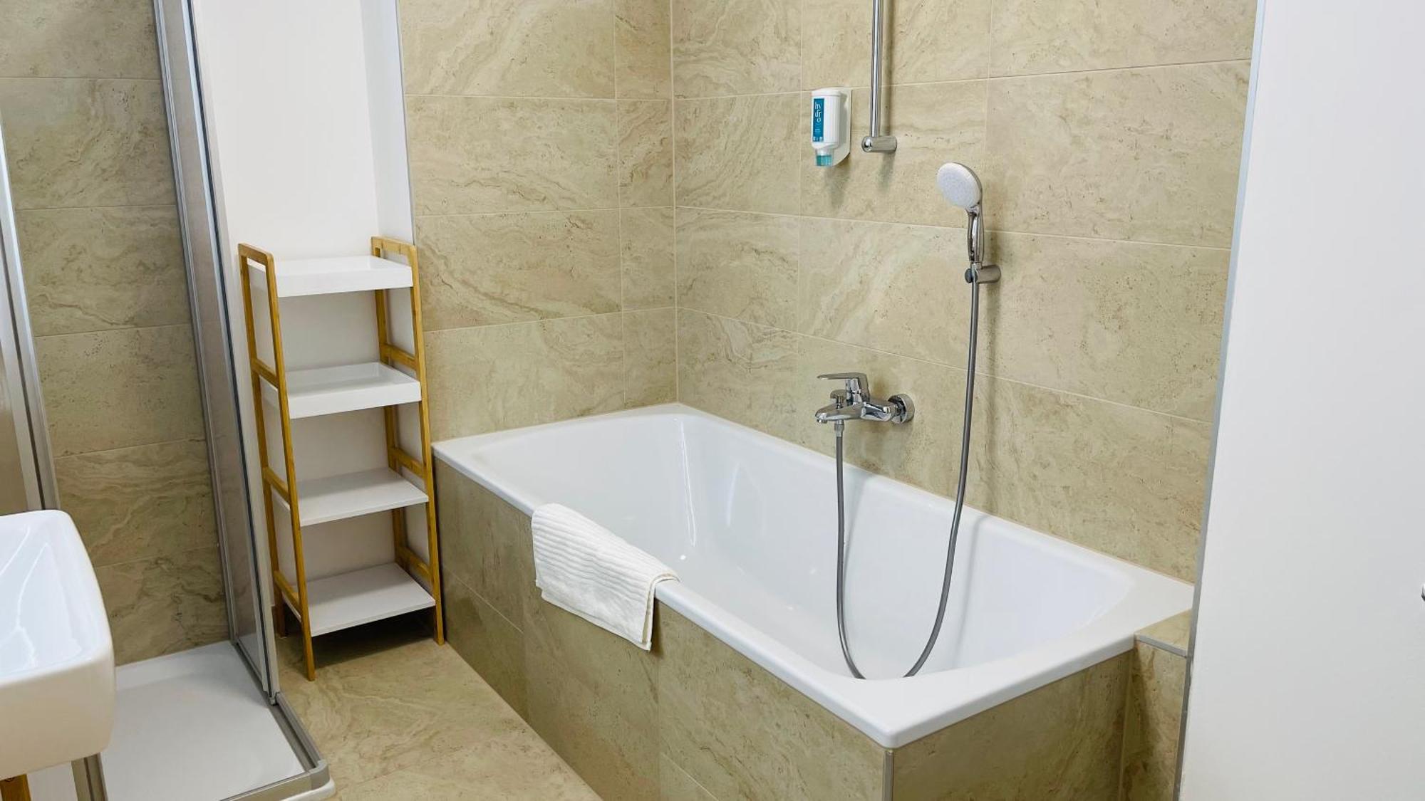Apartment Spacious Penthouse - 4 For Up To 10 Guests - Contactless Check-in *