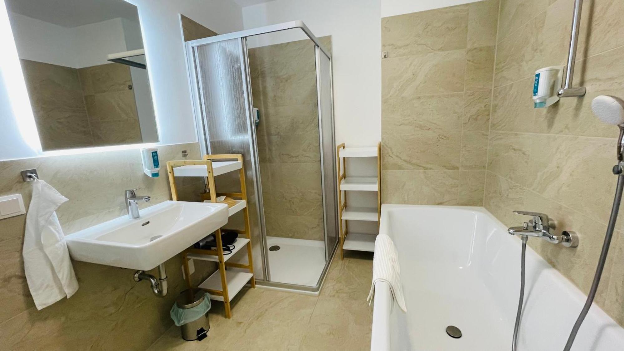 Spacious Penthouse - 4 For Up To 10 Guests - Contactless Check-in Vienna