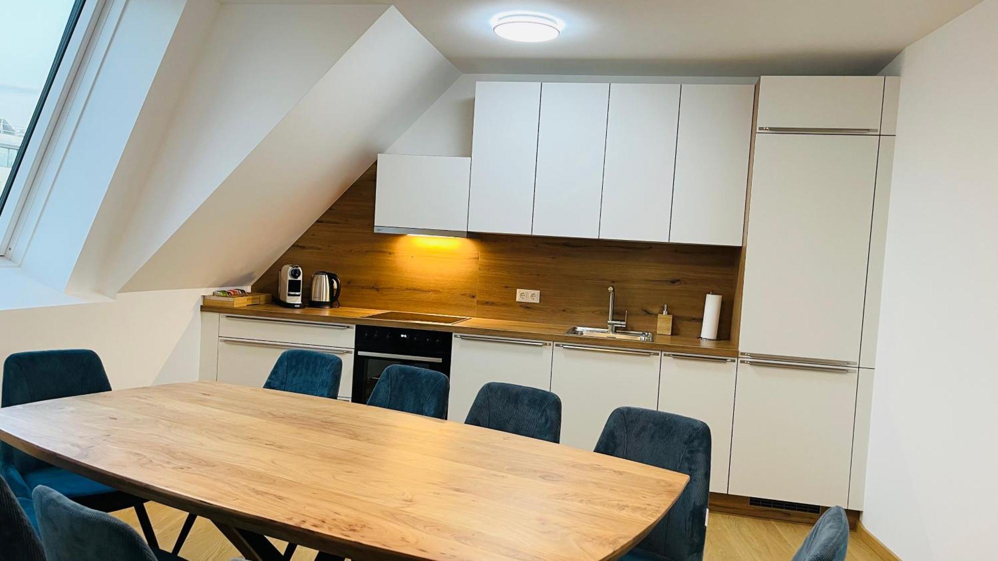 Spacious Penthouse - 4 For Up To 10 Guests - Contactless Check-in