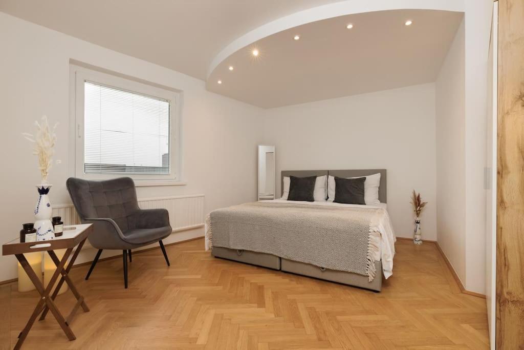 Apartment Exclusive 2-bedroom Loft With Scenic Rooftop Views