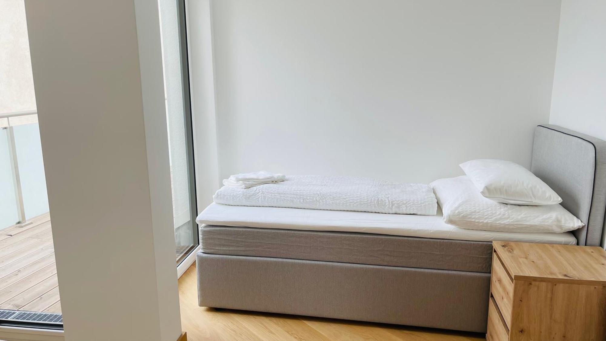 Spacious Penthouse - 4 For Up To 10 Guests - Contactless Check-in Apartment *