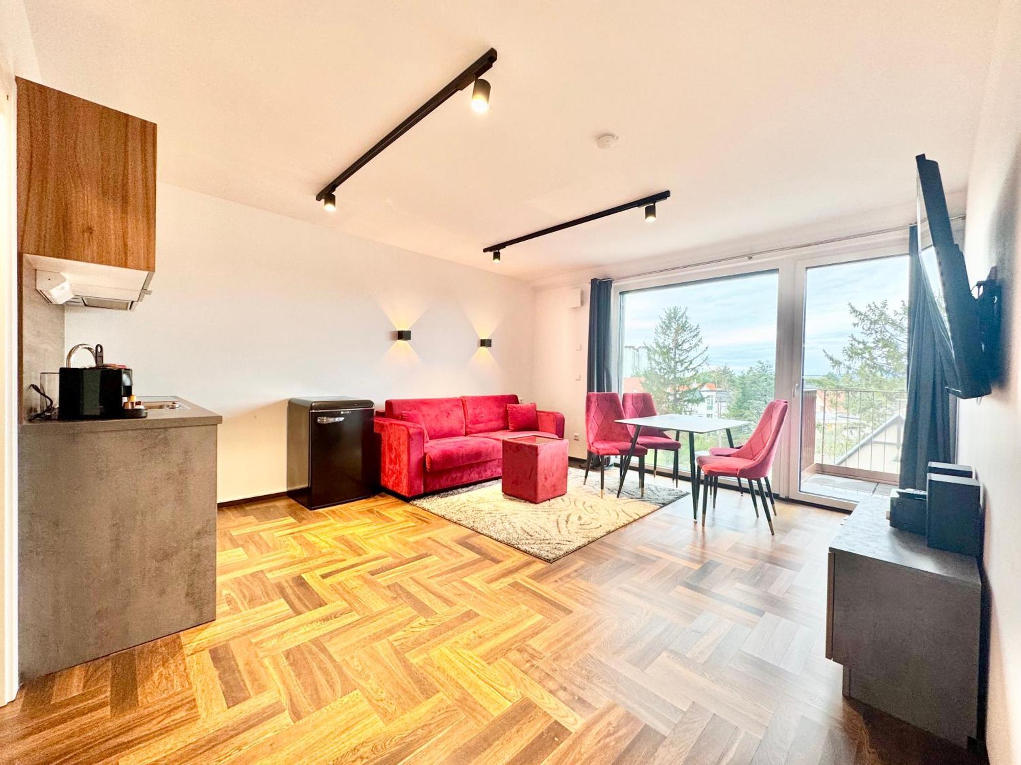Apartment Mit Balkon *