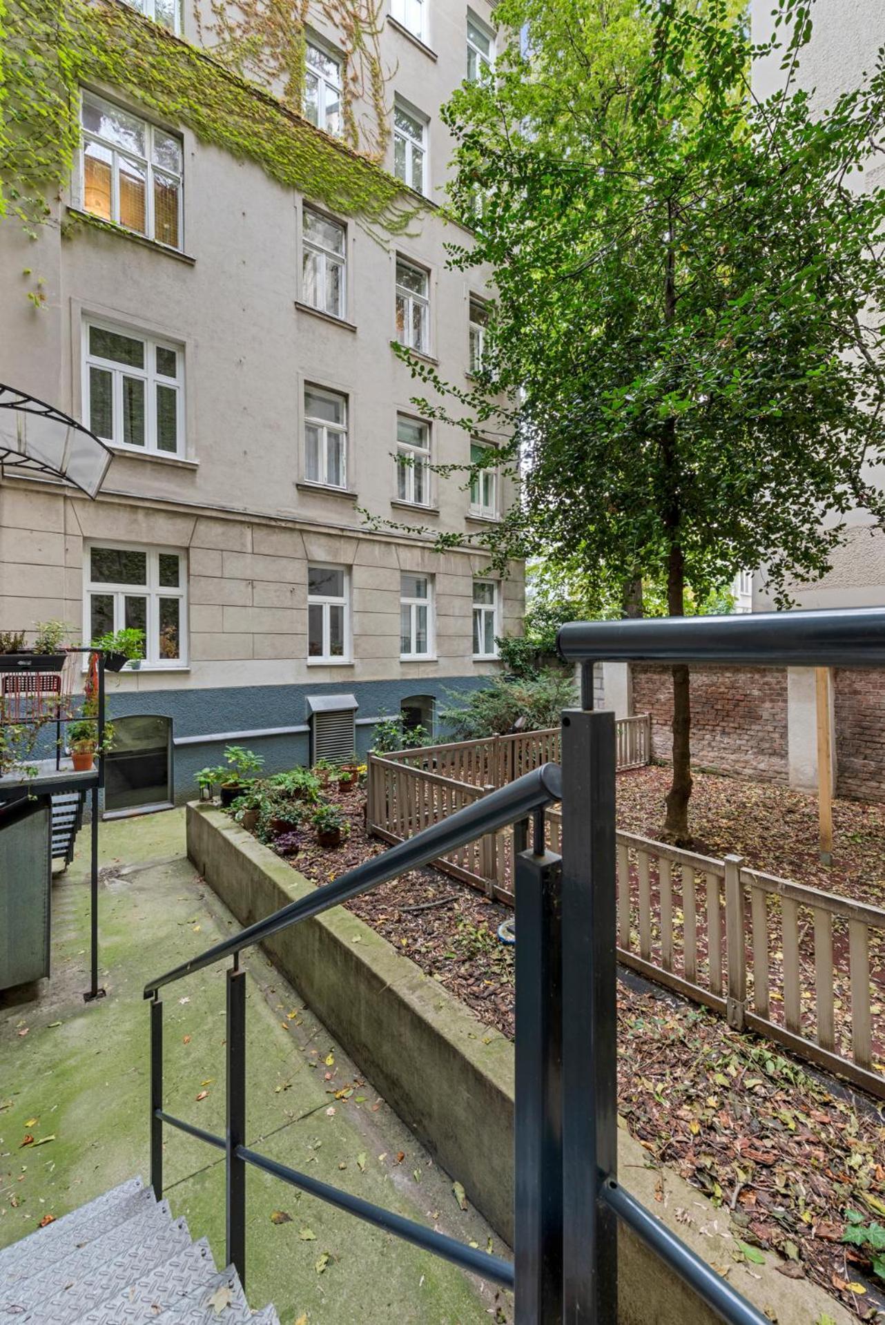 4ty3 - Spacious In The Heart Of The 8th District Is Calling *