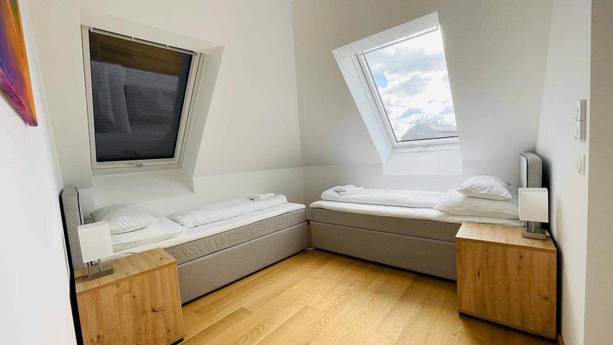 Spacious Penthouse - 4 For Up To 10 Guests - Contactless Check-in Apartment *