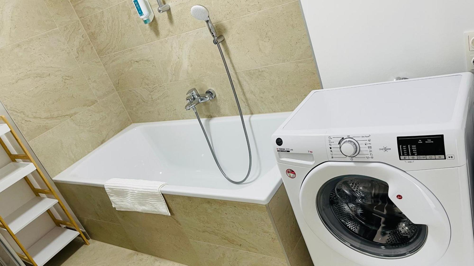 Spacious Penthouse - 4 For Up To 10 Guests - Contactless Check-in Apartment Vienna