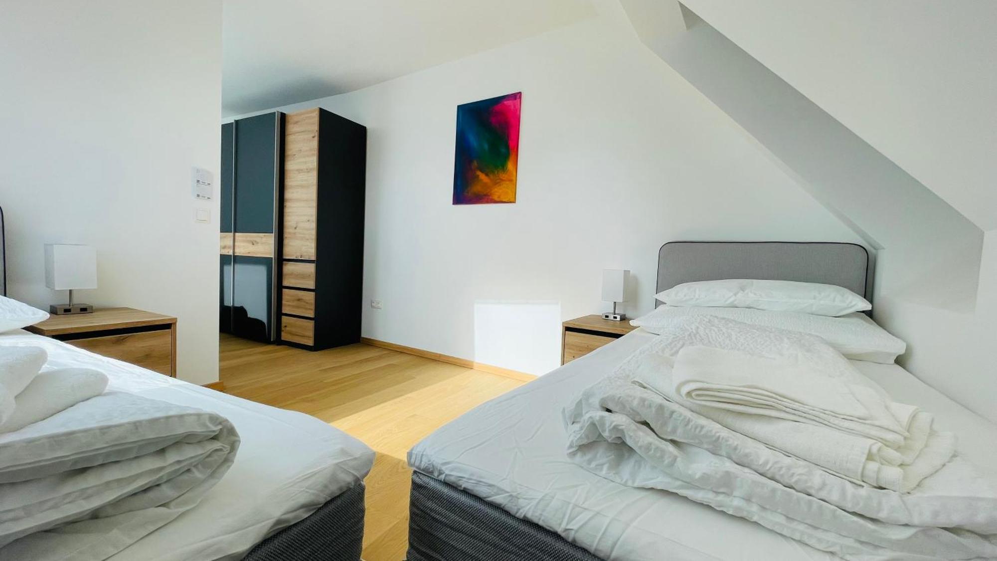 Spacious Penthouse - 4 For Up To 10 Guests - Contactless Check-in Apartment