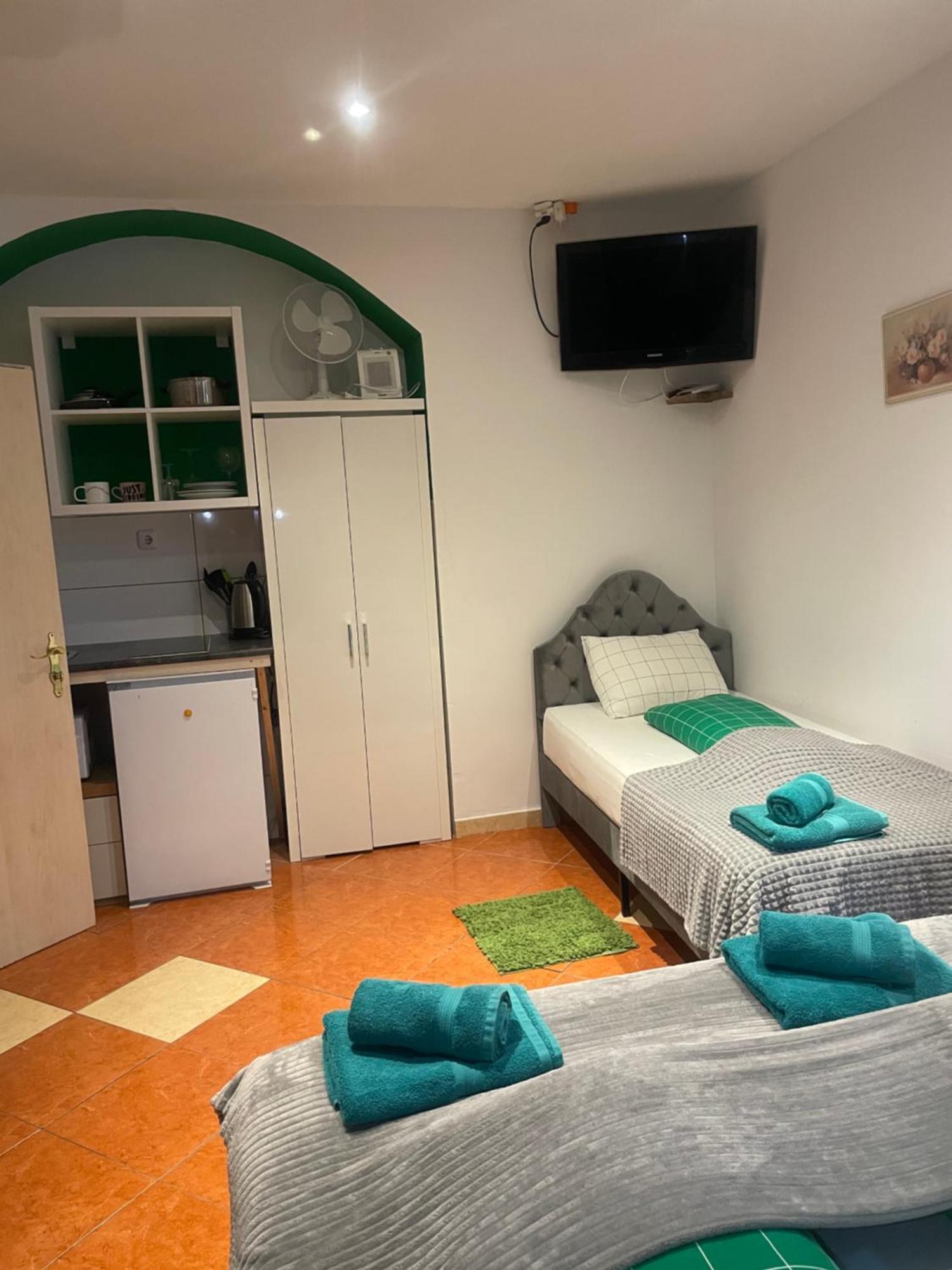 Viktoria Hostel *