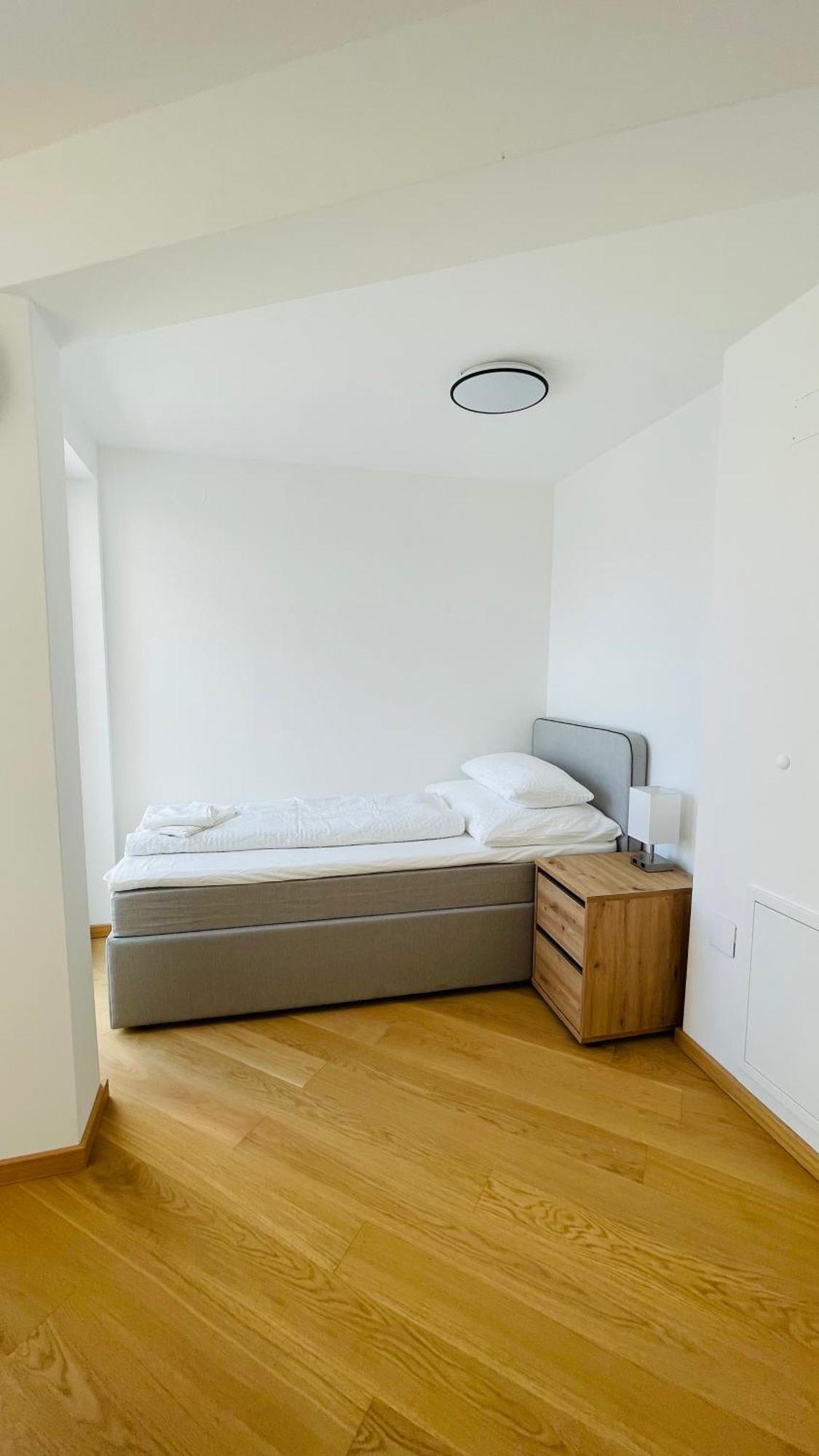 Spacious Penthouse - 4 For Up To 10 Guests - Contactless Check-in