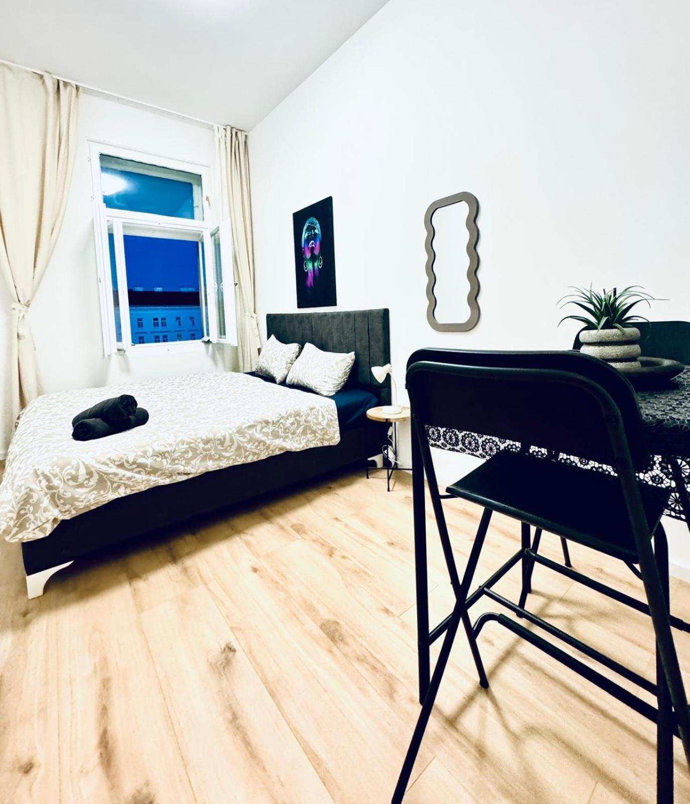 4br Shared With View Only 7- Min To Westbahnhof * Wien