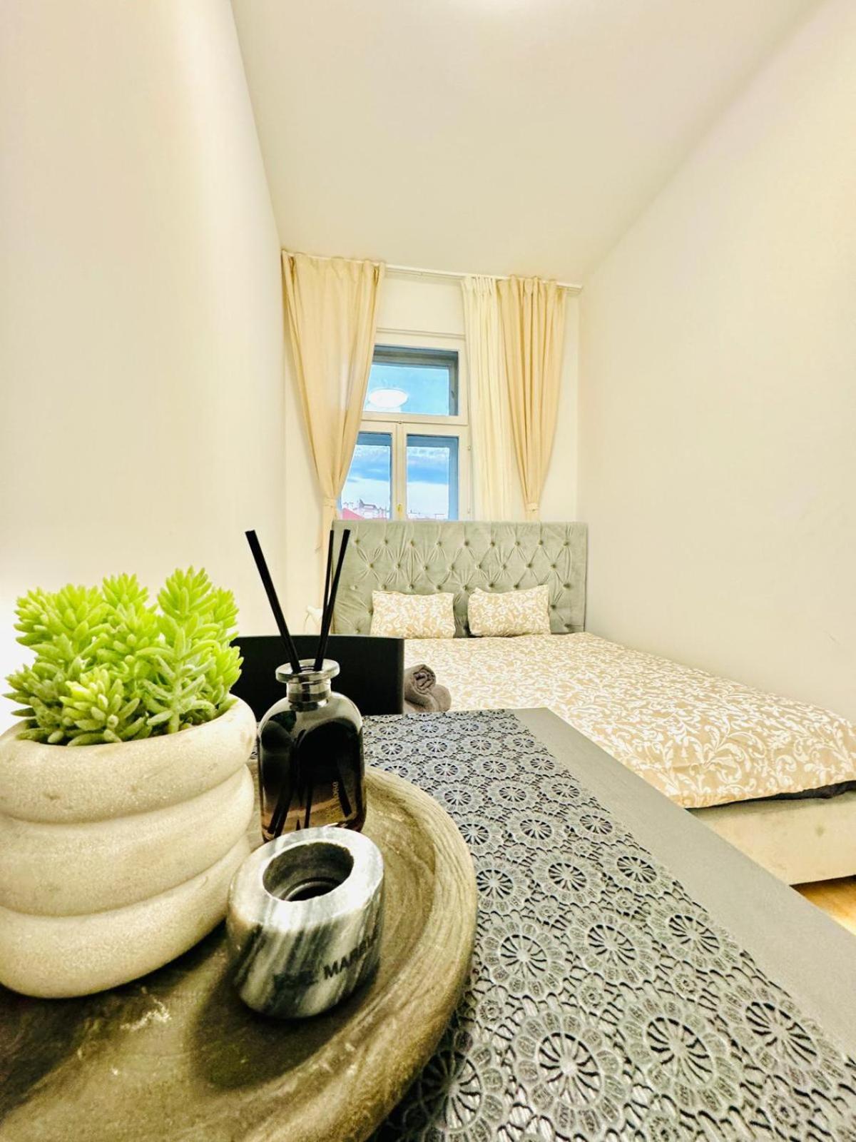 Apartment 4br Shared With View Only 7- Min To Westbahnhof *
